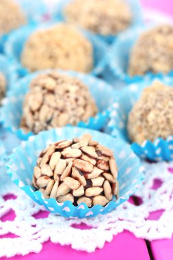 ahşap zemin üzerine çikolata şekerleme kümesi