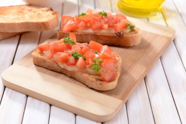 Kesme tahtasında domatesli lezzetli bruschetta.