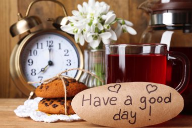 lezzetli bitkisel çay ve kurabiye ahşap tablo