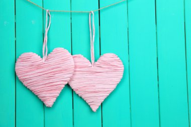 Ahşap arka planda dekoratif kalp