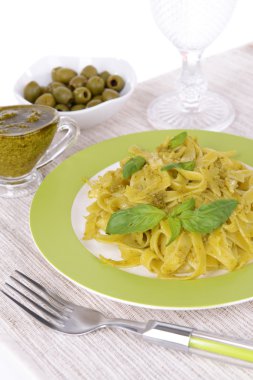 lezzetli pasta plaka üzerinde tablo yakın çekim pesto ile