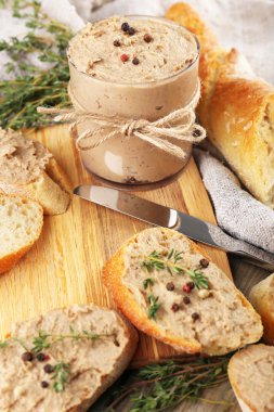 ahşap masa üstünde ekmek ile taze ezme