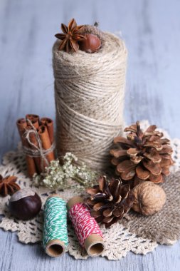 Doğal yumru, iplik, ahşap zemin üzerine tarçın çubukları ile kompozisyon