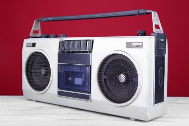 tablo üzerinde kırmızı zemin üzerine Retro kaset stereo kaydedici