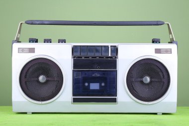 tabloda yeşil zemin üzerine Retro kaset stereo kaydedici