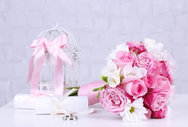 Güzel düğün buket gri duvar arka plan üzerinde ile natürmort