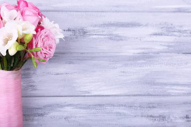 ahşap zemin üzerinde güzel düğün buketi