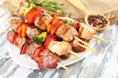 ahşap masa üstünde domuz kebap yakın çekim