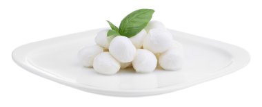 lezzetli mozzarella peyniri Fesleğenli plaka üzerinde beyaz izole