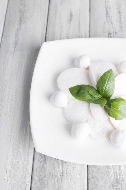 lezzetli mozzarella peyniri Fesleğenli ahşap zemin üzerinde plaka üzerinde