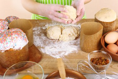 Paskalya mutfakta kek hazırlama kadın