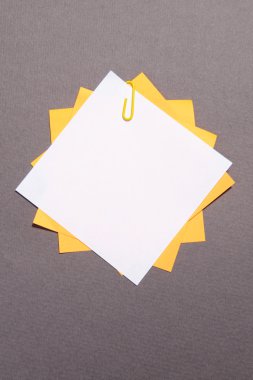 gri arka plan üzerine boş kağıt yaprak