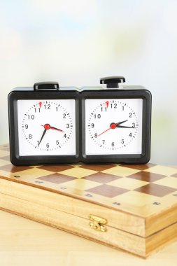 Satranç saati ve açık renkli gemide