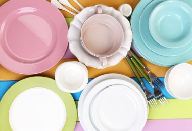 ahşap masa üzerinde farklı yemek takımı