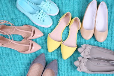 zapatos de moda femenina en la alfombra azul 