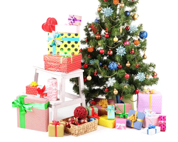 Dekorerad julgran med gåvor isolerad på vit — Stockfoto