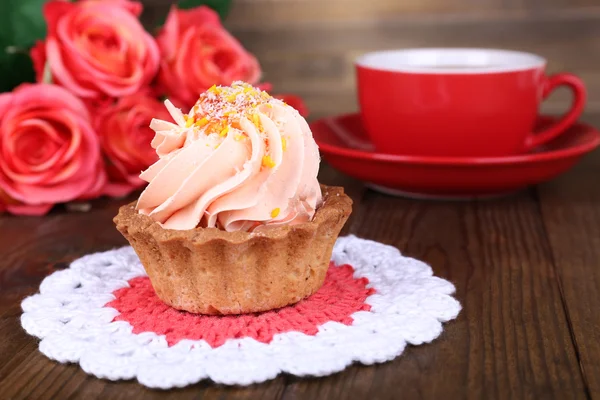 Tasty cake on table on wooden background — Stock Photo, Image