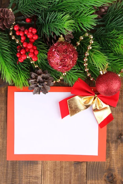 Рождественская открытка на фоне дерева — стоковое фото