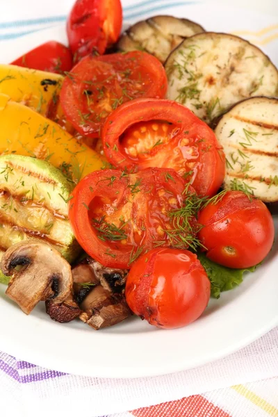 Deliciosos legumes grelhados no prato na mesa close-up — Fotografia de Stock