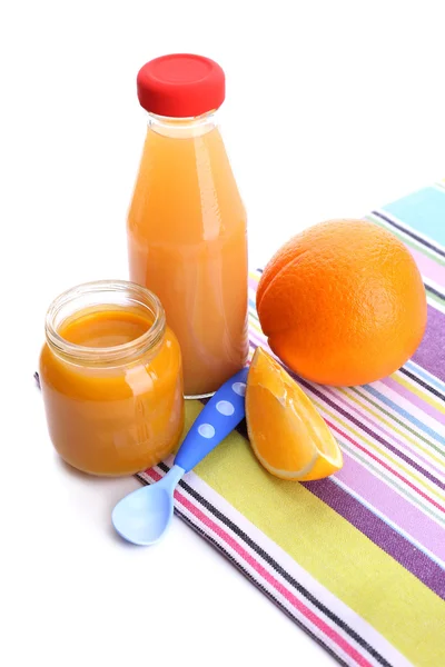 Frascos de vários alimentos para bebês com laranja, isolados em branco — Fotografia de Stock
