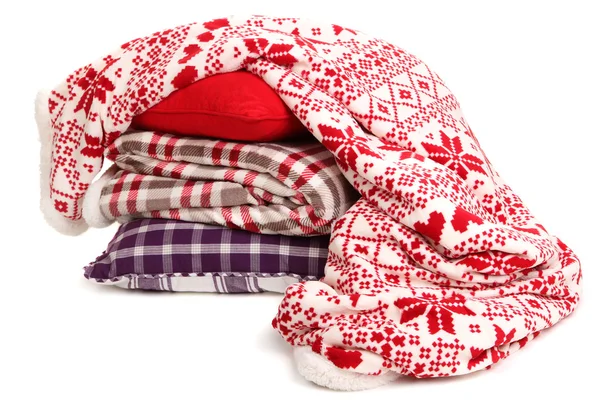 Warme Decken und Kissen isoliert auf weiß — Stockfoto