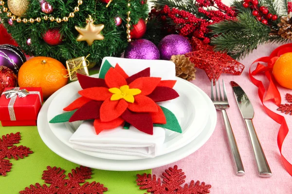 Setarea mesei de Crăciun cu decorațiuni festive închide — Fotografie, imagine de stoc
