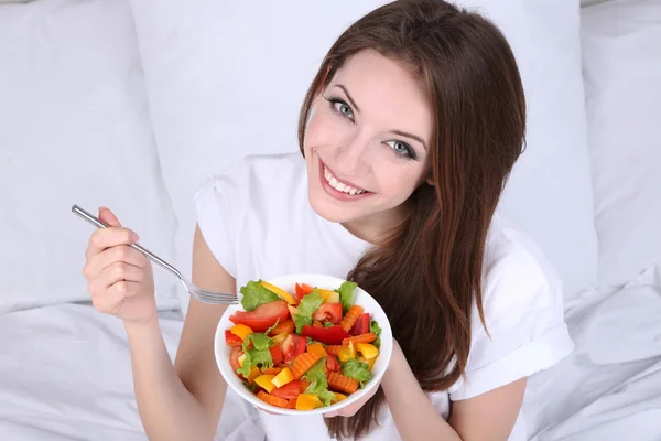 Junge schöne Frau im Bett mit leichtem Frühstück — Stockfoto