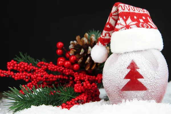 Manzana navideña con árbol de Navidad esmerilado en nieve sobre fondo negro — Foto de Stock