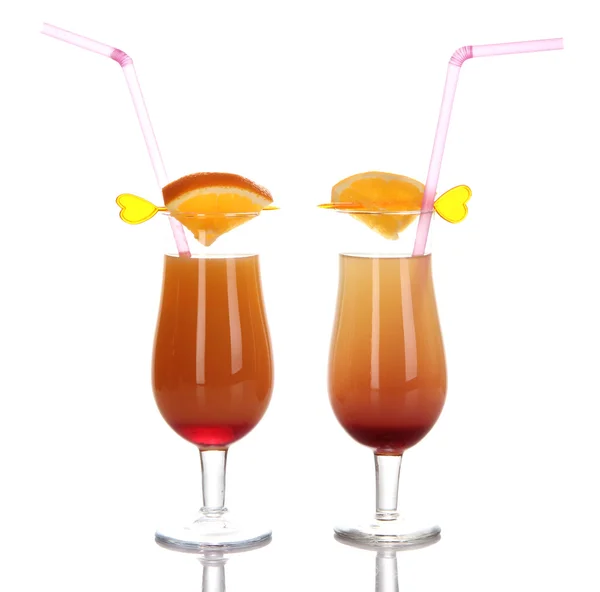 Gläser mit leckeren Cocktails isoliert auf weiß — Stockfoto