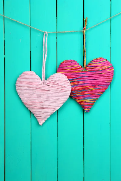 Ahşap arka planda dekoratif kalp — Stok fotoğraf