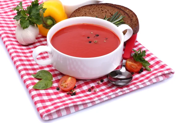 Sopa de tomate saborosa e legumes, isolados em branco — Fotografia de Stock