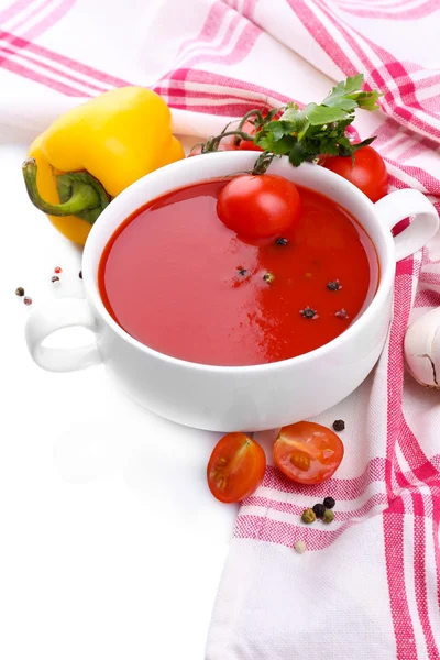 Смачний томатний суп і овочі, ізольовані на білому — стокове фото