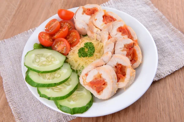 Delizioso rotolo di pollo sul piatto primo piano sul tavolo — Foto Stock