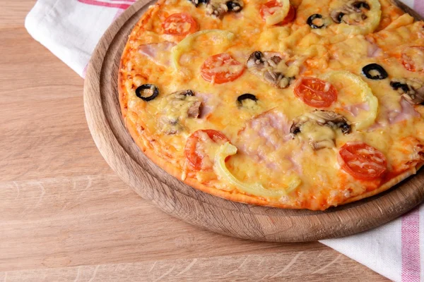 Leckere Pizza auf dem Tisch aus nächster Nähe — Stockfoto