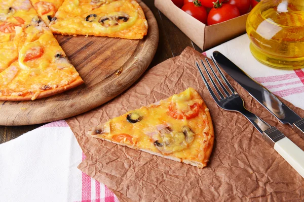 Chutné pizzy na tabulka detail — Stock fotografie