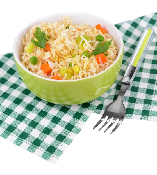 Instantní nudle se zeleninou v misce na tabulka detail — Stock fotografie