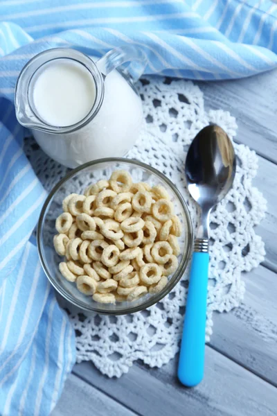 Zelfgemaakte yoghurt en heerlijke granen in kom op houten tafel achtergrond — Stockfoto