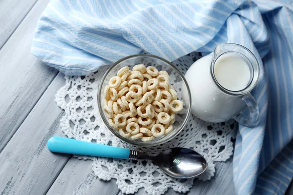 Hemgjord yoghurt och läckra spannmål i skål på träbord bakgrund — Stockfoto