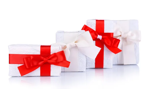 Hermosos regalos con cintas rojas, aislados en blanco — Foto de Stock