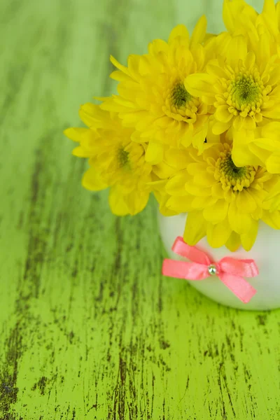 Krásný chrysanthemum květiny ve váze na dřevěný stůl detail — Stock fotografie