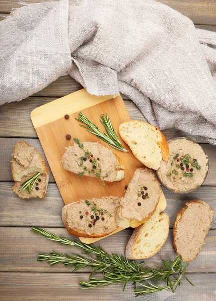 木製のテーブルの上のパンと新鮮なパテ — ストック写真