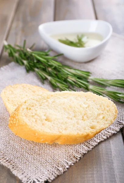 Zeytinyağlı taze ekmek ve ahşap masada biberiye. — Stok fotoğraf
