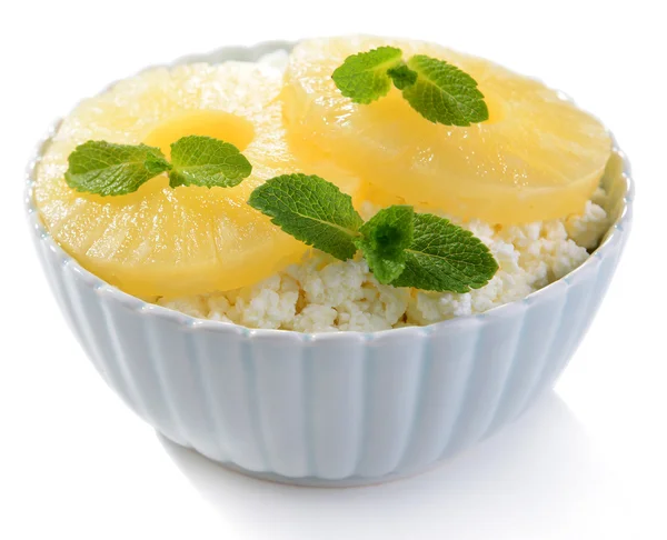 Kom lekker cottage kaas met ananas, geïsoleerd op wit — Stockfoto