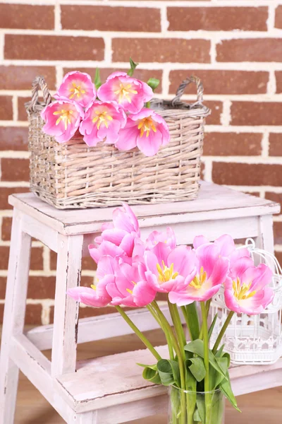 Mooie roze tulpen op bakstenen muur achtergrond — Stockfoto