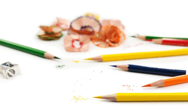 Lápices de colores y virutas de lápiz, aislados en blanco — Foto de Stock