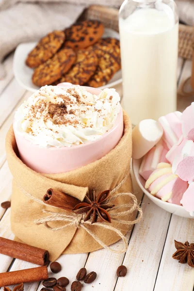 Mug of hot drink decorated in felt on wooden table — Stock Photo, Image