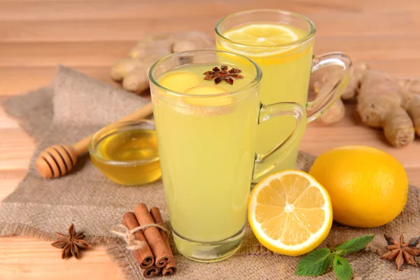 Tè allo zenzero sano con limone e miele in tavola primo piano — Foto Stock