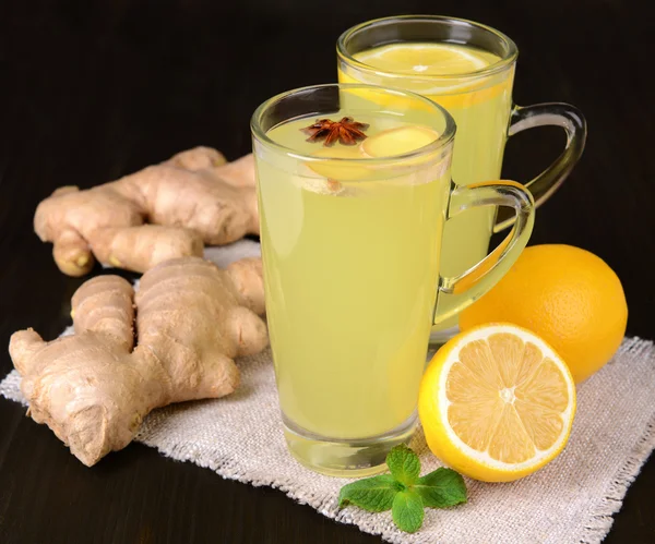 Tè allo zenzero sano con limone e miele in tavola primo piano — Foto Stock