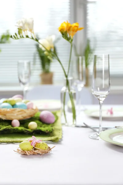 Bella vacanza Pasqua tavola apparecchiare — Foto Stock