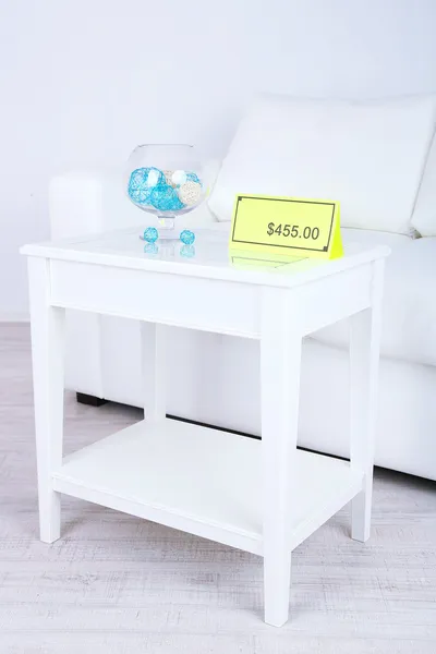 Nya vita möbler med pris på ljus bakgrund — Stockfoto